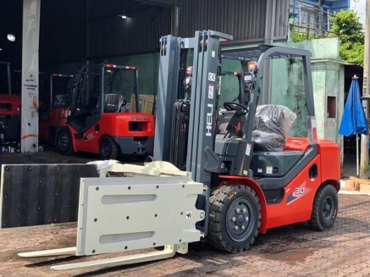 Bình Minh cung cấp xe nâng kẹp vuông đa năng chính hãng tại Việt Nam