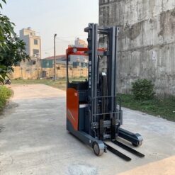 Giá bán xe nâng reach truck đứng lái 1.8 tấn heli ưu đãi