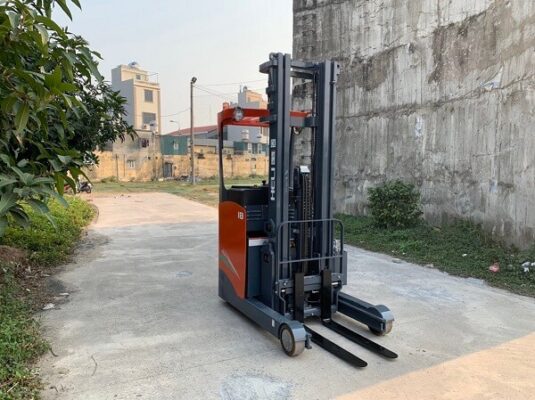 Giá bán xe nâng reach truck đứng lái 1.8 tấn heli ưu đãi