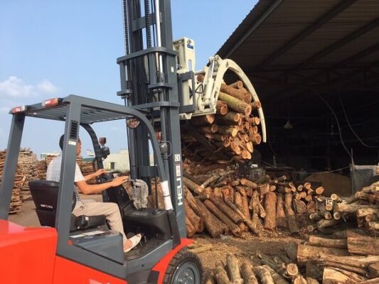 Những lưu ý khi mua xe nâng kẹp gỗ