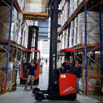 Phù hợp với nhà kho có kệ hàng cao và lối đi hẹp