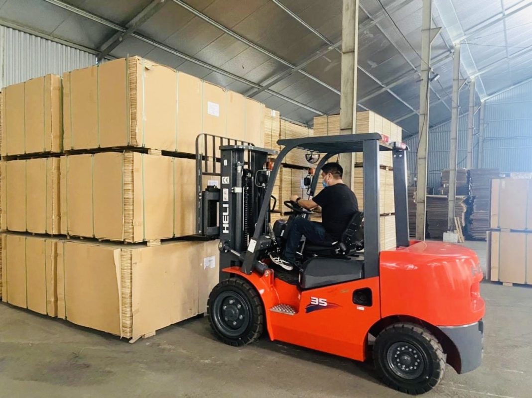 Xe nâng 3.5 tấn được các nhà máy sản xuất gỗ , ván ép sử dụng hiệu quả