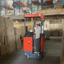 Xe được sử dụng phổ biến trong các nhà kho có lối đi hẹp và kệ hàng cao