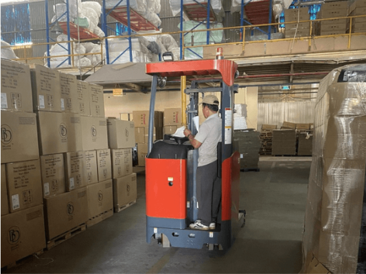 Xe được sử dụng phổ biến trong các nhà kho có lối đi hẹp và kệ hàng cao
