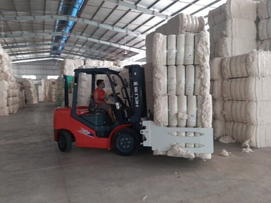 Sử dụng xe nâng kẹp vuông tiết kiệm chi phí nâng cao hiệu suất