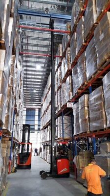 Thiết bị không thể thiếu trong các nhà kho có kệ hàng cao