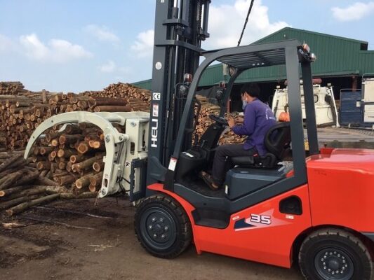 Xe nâng kẹp gỗ mang lại hiệu suất làm việc tăng cao