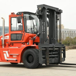 Xe nâng 12 tấn sử dụng phổ biến trong các nhà máy sản xuất công nghiệp nặng