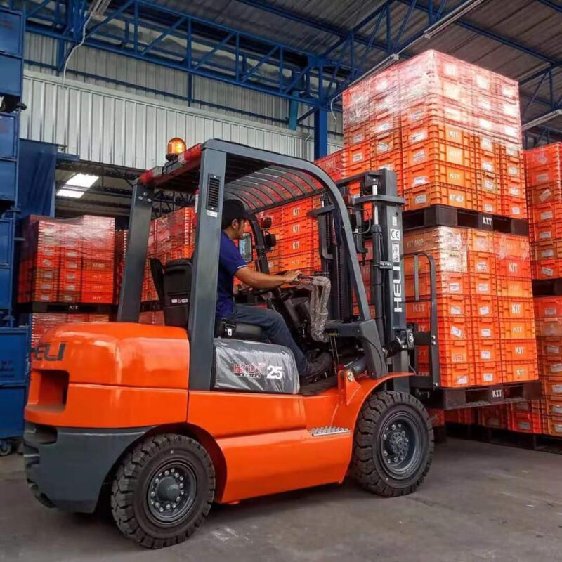 Xe nâng 2.5 tấn sử dụng trong nhiều ngành nghề khác nhau