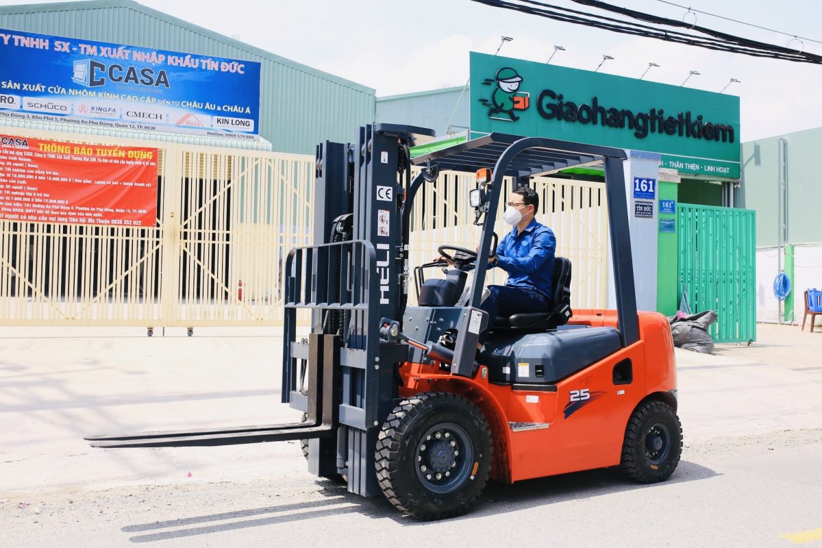 Cấu hình xe nâng dầu 2.5 tấn Heli khung nâng 3 tầng và lốp đặc