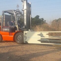 Xe nâng dầu Heli lắp bộ kẹp mút xốp