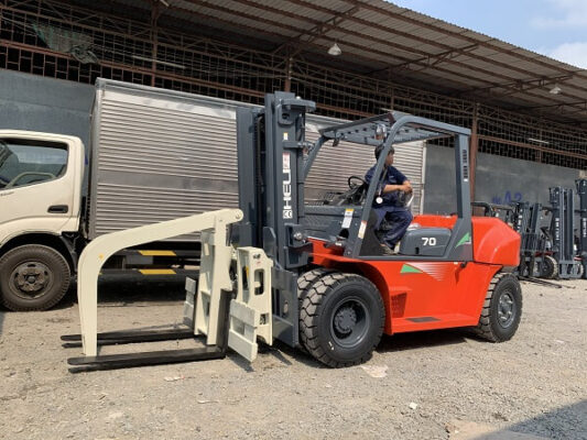 Xe nâng kẹp gỗ Heli uy tín chất lượng
