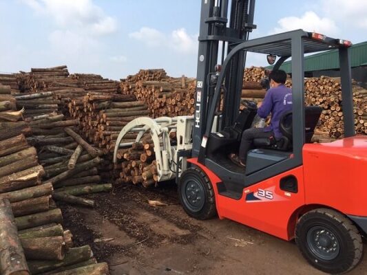 Xe nâng kẹp gỗ rời