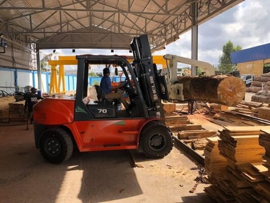 Xe nâng kẹp gỗ tròn