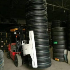 Xe nâng kẹp lốp thay thế được lượng nhân công đáng kể