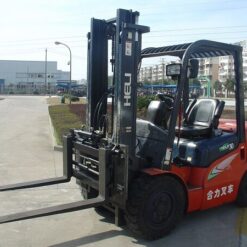 Xe nâng lắp dịch càng làm việc được ở tất cả các kho xưởng