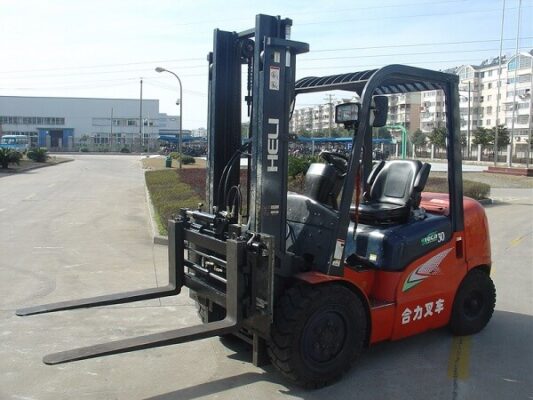 Xe nâng lắp dịch càng làm việc được ở tất cả các kho xưởng