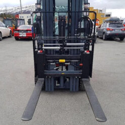 Xe nâng lắp dịch càng sử dụng cho nhiều loại pallet khác nhau
