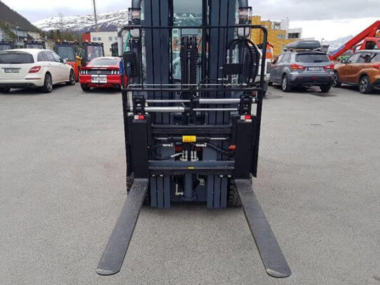 Xe nâng lắp dịch càng sử dụng cho nhiều loại pallet khác nhau