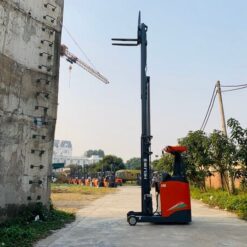 Xe nâng reach truck đứng lái 1.8 tấn heli khung nâng 6 mét