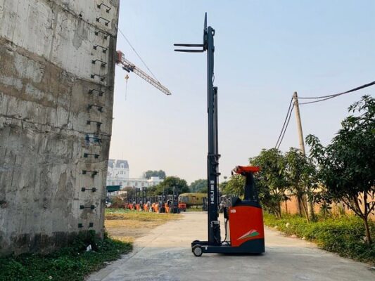 Xe nâng reach truck đứng lái 1.8 tấn heli khung nâng 6 mét