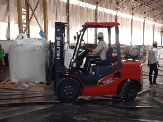Xe nâng xăng gas 3 tấn Heli làm việc với hiệu suất cao