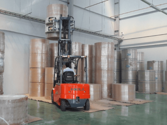 Xe nâng điện 3.5 tấn Heli lắp bộ kẹp cuộn giấy