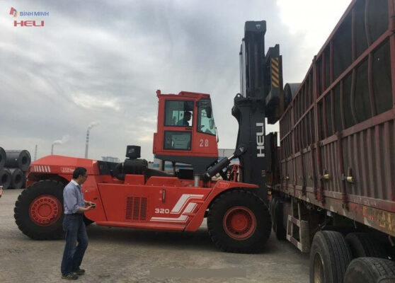Xe nâng dầu 28-32 tấn Heli được sử dụng phổ biến trong các nhà máy sản xuất công nghiệp nặng